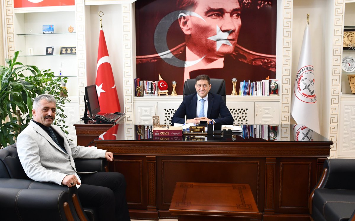 Millî Eğitim Müdürü Rıza Aydın, Mehmet Uzelli İlkokulu Müdürü Ali Varışlı’yı makamında kabul ederek okulla ilgili bilgi aldı.