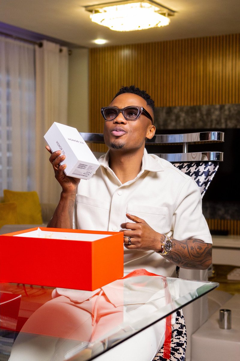 DJTira's tweet photo. Malume’s throwing down a challenge 

Win a R10 000 Hamper with HONORZA and the Bearings way 🤌🏼

What feature of the #HONOR200Series allows you to seamlessly switch between two worlds on your phone? 

Comment with the answer below, follow @HONORZA, tag a friend 🕺🏾include hashtag https://t.co/bEyv6wkUXb
