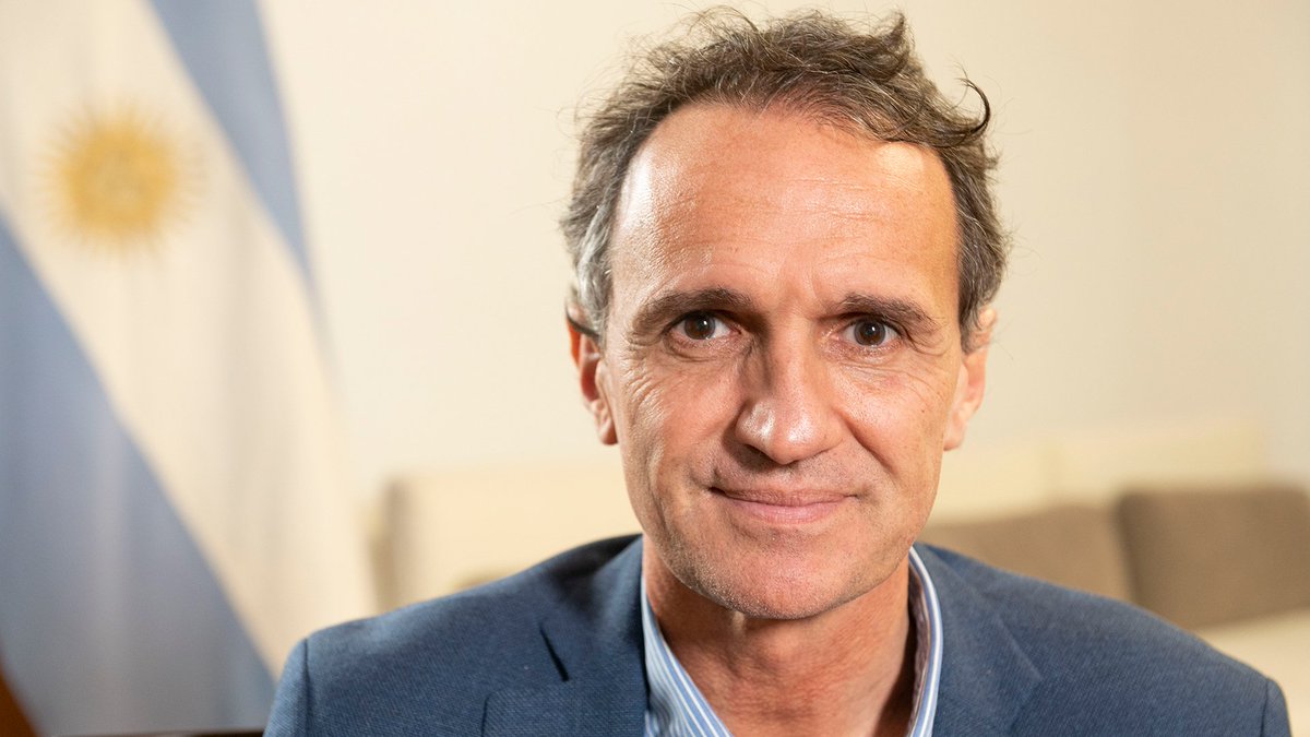 TE ACORDAS DE KATOPODIS ?

SI. EL CHANTA QUE ANDABA POR LOS TRENES Y COLECTIVOS HABLANDO MAL DE MILEI, CON QUIENES VIAJABAN.

BUENO, ESTE SINVERGUENZA, ESTABA METIDO EN LOS NEGOCIADOS DE LOS SEGUROS CON EL GOLPEADOR ALBERTO F.

FIGURA EN LOS CHAT, COMO "INTERMEDIARIO".