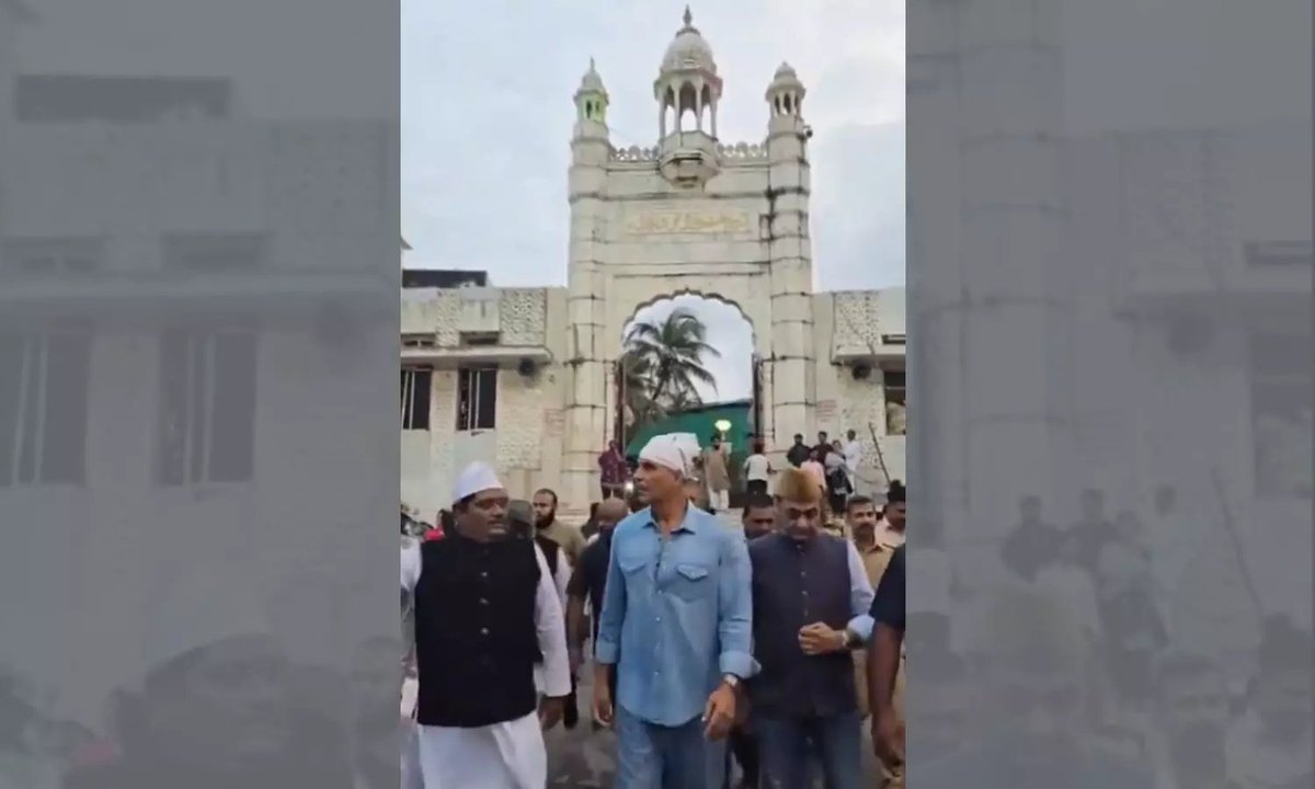 JaipurDialogues's tweet photo. You Can Never Trust Bollywood!

Hindus are being killed day in and day out in Bangladesh. 

But what is Bollywood doing?
Akshay Kumar has donated Rs 1.21 crore for Haji Ali Dargah renovation project. Donation for the ideology that propagates Hindu Hate.

Such a Shame! https://t.co/lqGI4P3TfI