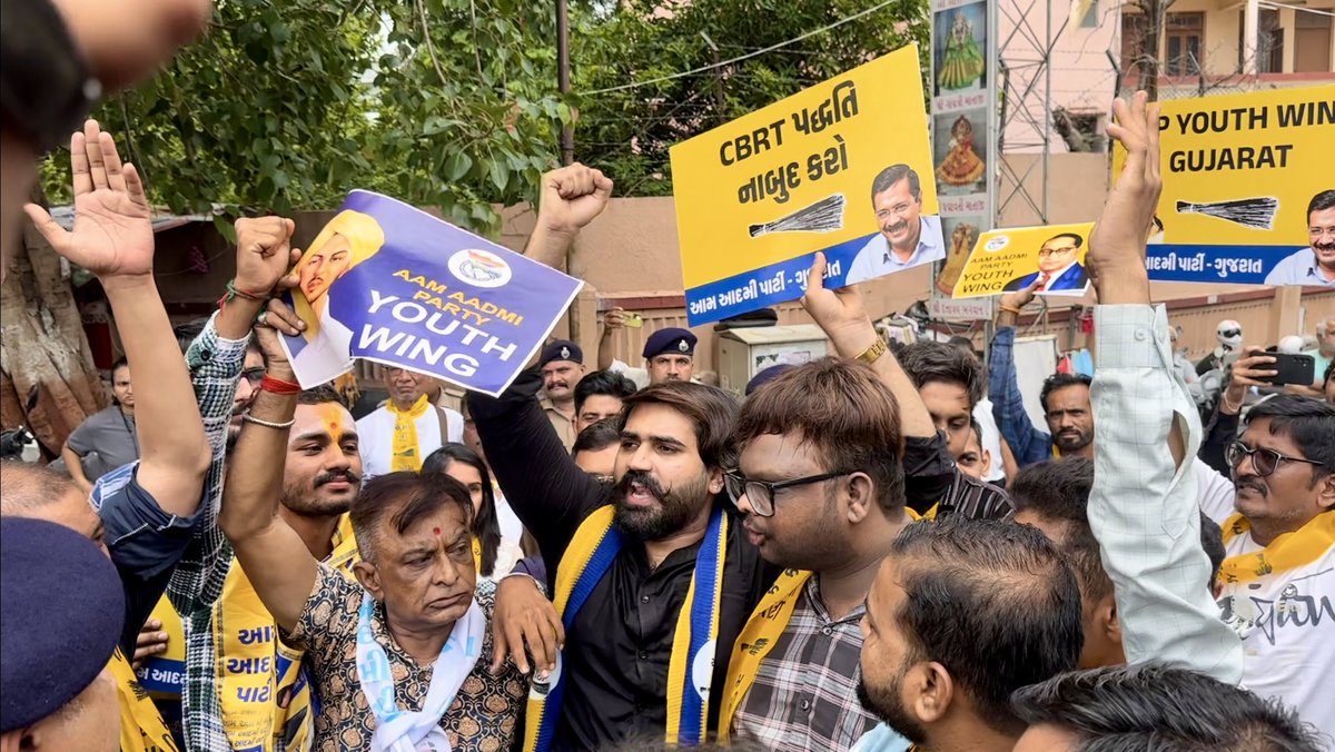 आज AAP युवा विंग के अध्यक्ष श्री <a href="/brijraj_solanki/">Brijraj Solanki</a> ने CBRT प्रणाली को रद्द करने और वन भर्ती में छात्रों के साथ हुए अन्याय के खिलाफ अहमदाबाद में बड़े पैमाने पर विरोध प्रदर्शन का नेतृत्व किया। इस बीच सभी कार्यकर्ताओं को पुलिस ने हिरासत में ले लिया. <a href="/isudan_gadhvi/">Isudan Gadhvi</a> <a href="/Gopal_Italia/">Gopal Italia</a>