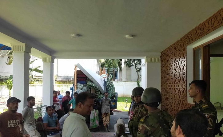 সরকারি কর্মচারিরাই দিনে-দুপুরে লুট করছে মন্ত্রীপাড়ার আসবাবপত্র