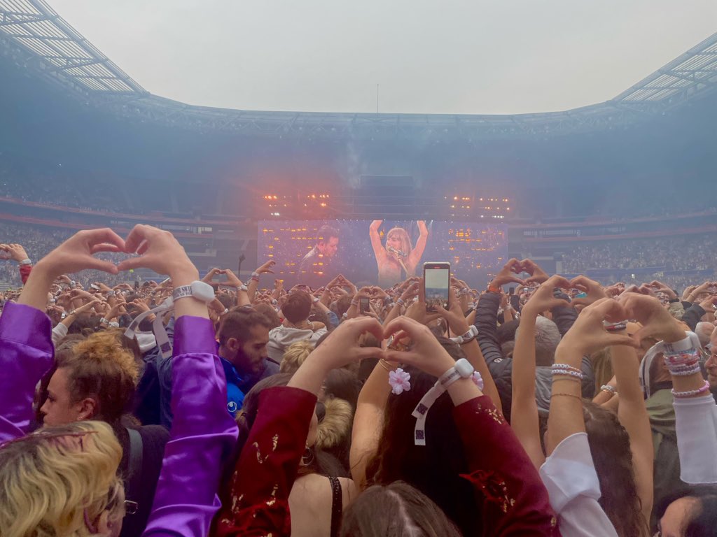 rara⸆⸉ is NOT seeing oasis 🧚🏻‍♂️ tweet media