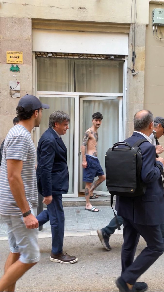 No sé de quién es la foto (creo que es de un transeúnte), pero no tiene desperdicio alguno. Imagina salir al chino a por el brick de leche porque se te ha acabado mientras te echabas el café y… Puigdemont. Ni Cartier-Bresson