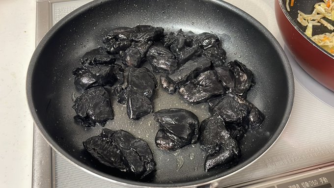 炭パウダーで炭焼き鳥作ろうと思ったら入れ過ぎて黒光りしちゃったwwwww 