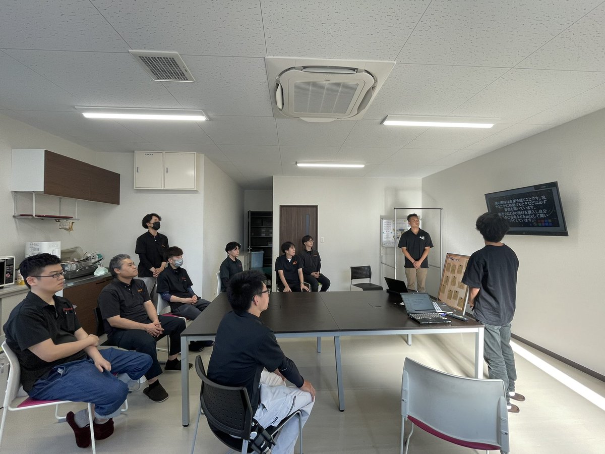 tokisei_staff's tweet photo. 4日間来てくれてたインターンシップ生が、新商品アイディアのプレゼンテーションをしてくれました🧑🎓
集大成のプレゼン、本当に素晴らしかった👏
一歩下がって俯瞰して、自社を見直す事の大切さに気付かされました💡
#インターンシップ
#新商品開発
#ATTATOSAFACTORY https://t.co/hgRNypneoC