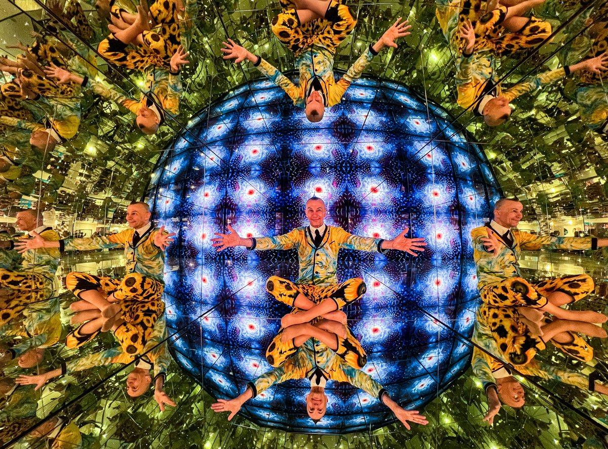 We were so pleased to welcome performer and fellow illusionist Arturo Brachetti for some photos in our Giant Kaleidosphere! <a href="/arturobrachetti/">Arturo Brachetti</a> 
📸: Lisa Ferguson