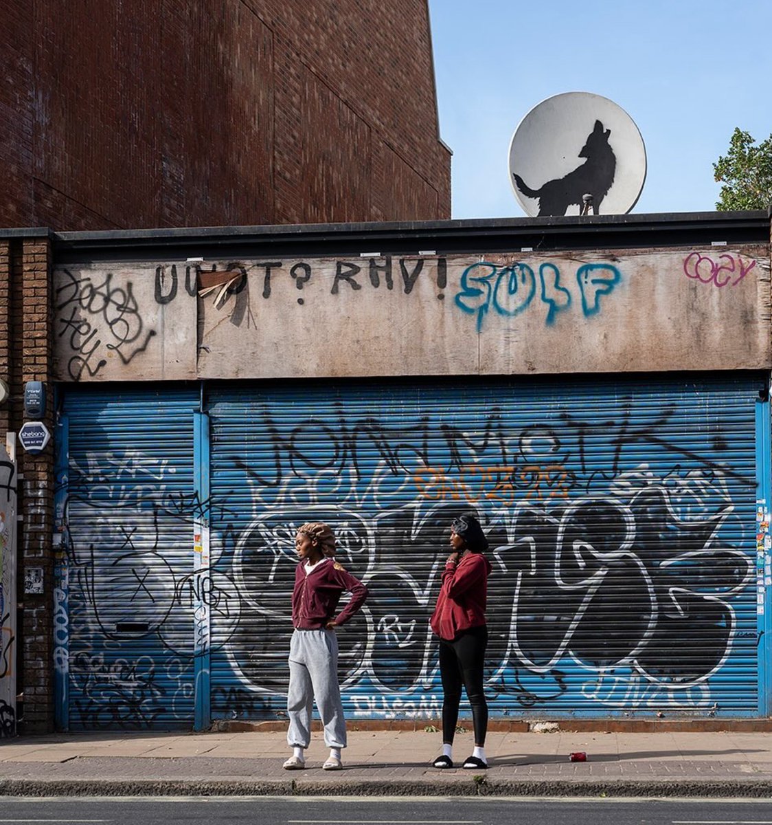 Loving the 'Howling Wolf' from the recent influx of #Banksy works popping up around the 'Urban Jungle' of #London 🐐🐘🐒🐺

#Art #Design #StreetArt #UrbanArt