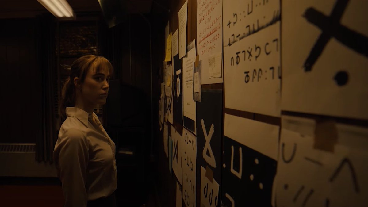 [เธรด] สปอยล์เนื้อหาสำคัญ อธิบายสิ่งที่หลายคนยังไม่เข้าใจ และเกิดอะไรขึ้นกันแน่ในตอนจบของ #Longlegs 

1. Longlegs คือใคร

ในหนัง เราได้รับรู้แค่ว่า Longlegs หรือนายคอบเบิ้ล (Nicolas Cage) เป็นชายวัยกลางคนที่ทำงานรับใช้และเทิดทูนบูชา "ชายที่อยู่ใต้ดิน" (หมายถึง "ซาตาน") (1)