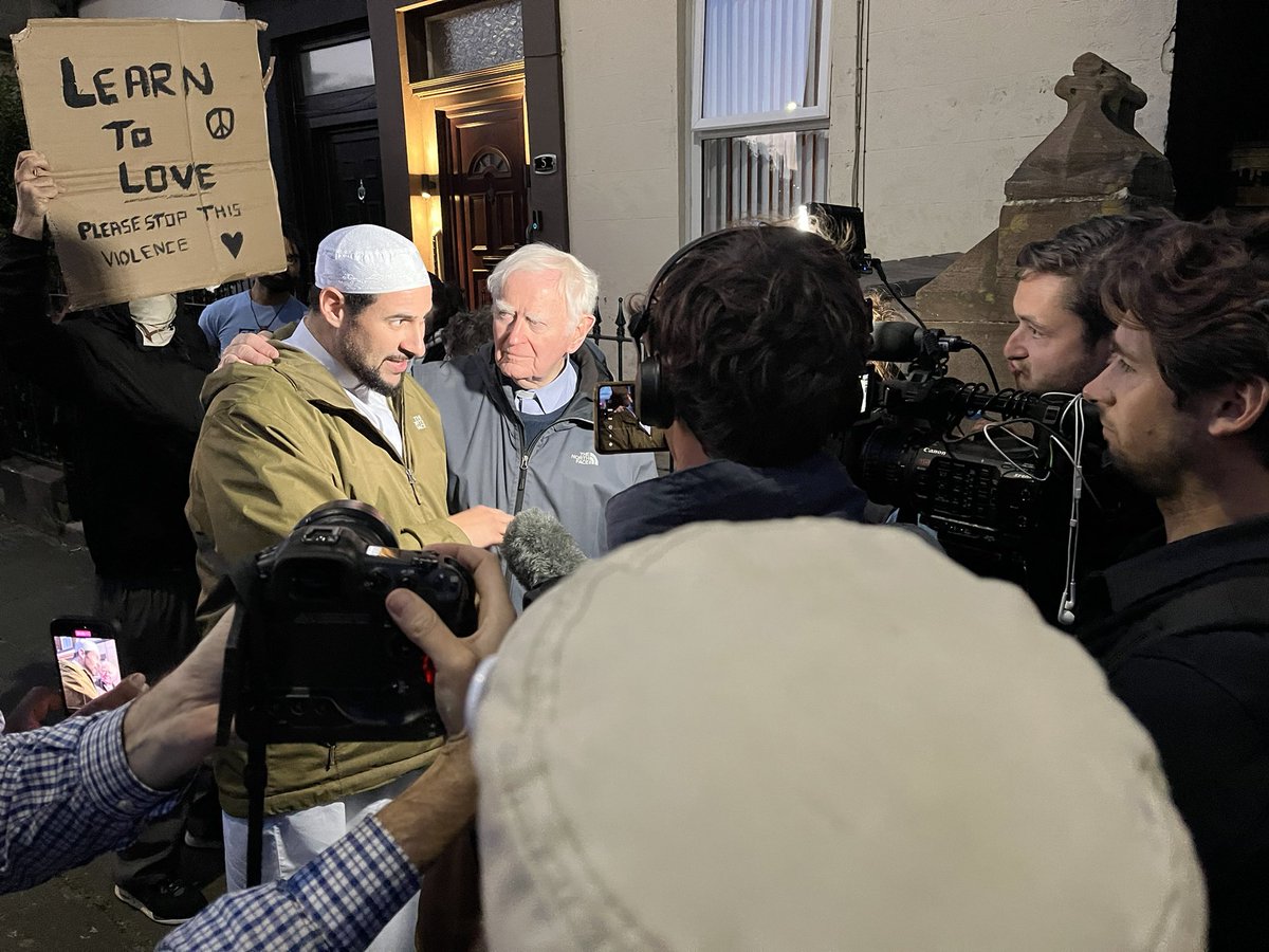 paolobrand's tweet photo. The priest and the imam β₯οΈ
Last night saw REAL British patriots turn out to protect their community from attack in Toxteth π¬π§
The highlight was a news conference given by the local priest & imam, arm in arm.
A reminder to the world THIS is who we really are π
#OurBritain https://t.co/mtJqD9MkDp