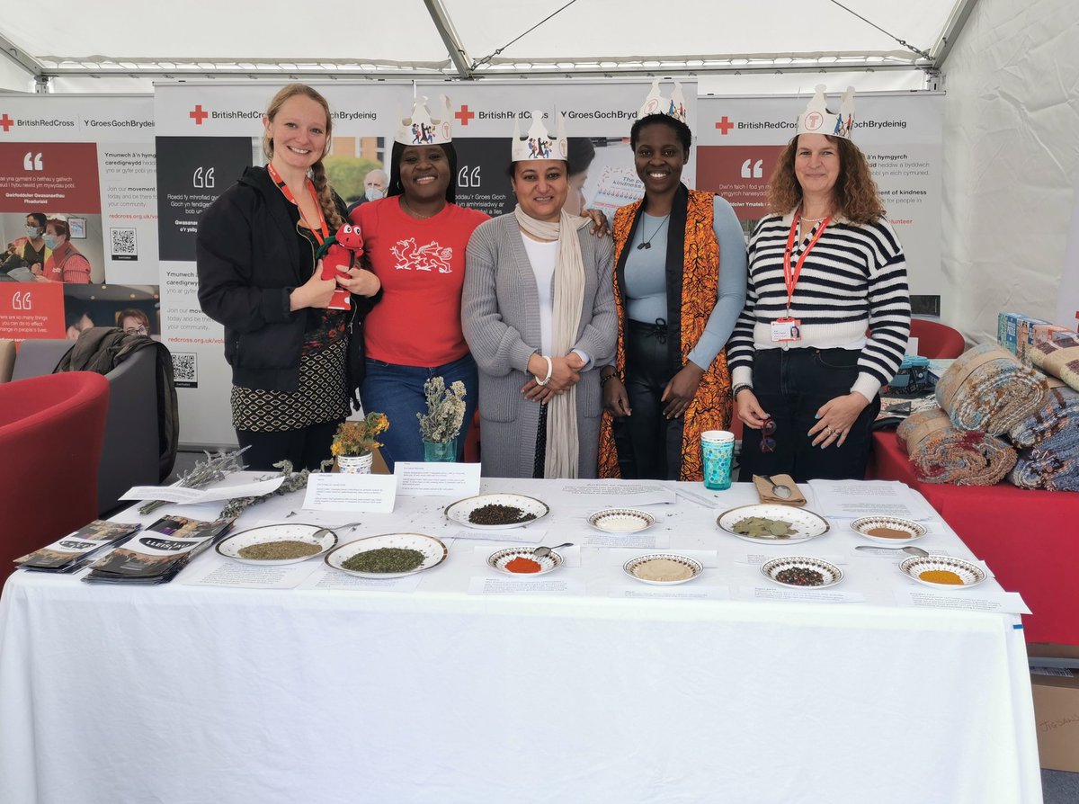 Red Cross Wales (@redcrosswales) on Twitter photo Mae ein llyngenhadon LLEISIAU <a href="/VOICESNetworkUK/">The VOICES Network 🧡</a> ar y stondin heddiw yn siarad am sbeisys amrywiol a ddefnyddir ar gyfer cyflyrau meddygol a choginio, ac i drafod y gwasnaethau maen nhw'n ei gynnig. Galwch draw! Mae ein llyngenhadon LLEISIAU <a href="/VOICESNetworkUK/">The VOICES Network 🧡</a> ar y stondin heddiw yn siarad am sbeisys amrywiol a ddefnyddir ar gyfer cyflyrau meddygol a choginio, ac i drafod y gwasnaethau maen nhw'n ei gynnig. Galwch draw!