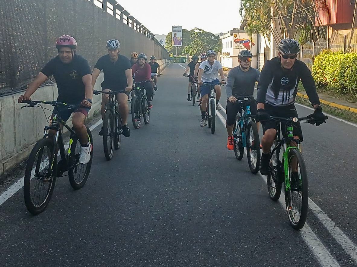 arma_maestra's tweet photo. 🚴🏼‍♂️ #Deporte || El ejercicio es la clave para la salud física y mental, por tal razón, los profesionales de este Gran Comando continuaron con  su entrenamiento de ciclismo.
#PuebloSonrienteYEnPaz #FANB #SoloUnidosVenceremos #8Ago https://t.co/HjRqDAfuWE