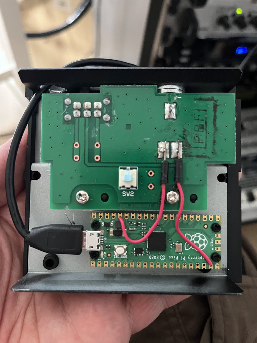 TheYoctoJester's tweet image. Todays hardware hack: turning a guitar foot switch into an unmute button for Google Meet.

Literally glued in a RPi Pico, added 15 lines of Python code to make it show up as a keyboard with exactly one key - the space bar - and that&apos;s it.

#tinkeringthursday