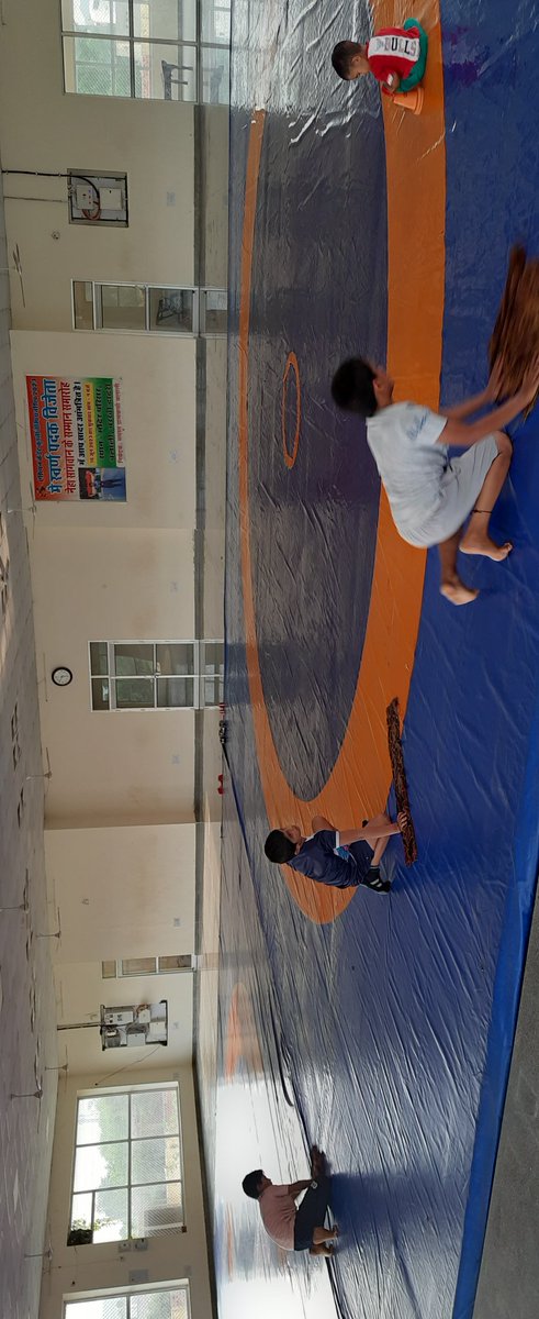 विनेश फोगाट के गांव में एकमात्र अखाड़ा है हनुमान मंदिर में।

यहां ना बिजली है, पानी है, समान की सुविधा है।

प्रैक्टिस करने वालो ने मैट भी खुद अरेंज किया है, इन्वर्टर लगवाया हुआ है।

सरकार की तरफ से कोई भी सुविधा नहीं।

भाजपा नेता बबिता फोगाट भी इसी गांव से है।

<a href="/Phogat_Vinesh/">Vinesh Phogat</a>