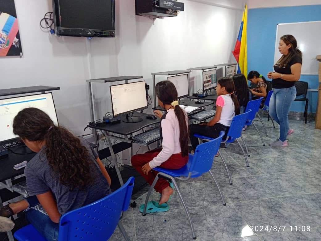 #PuebloSonrienteYEnPaz 

Iniciamos está temporada vacacional con formación robótica educativa desde el infocentro cristo rey en el municipio libertador.

Somos comunidades Tic 💙 
<a href="/Gabrielasjr/">Gabriela Jiménez</a> 
<a href="/cytdanmarys/">Danmarys Hernández</a> 
<a href="/BrigadasCHCH/">Brigadas comunicacionales Hugo Chávez</a> 
@info