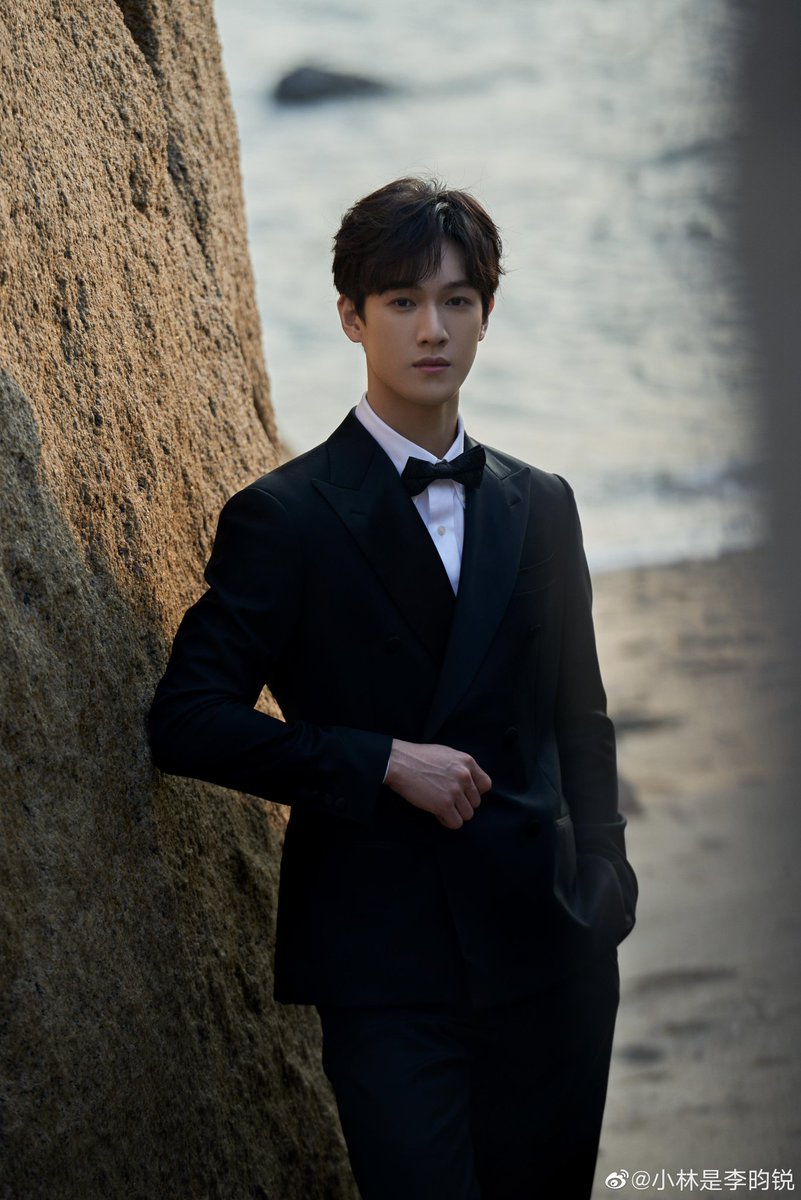 lusijiayijiejie's tweet photo. It's lonely on my 🌲 side 🥲 why doesn't #LiYunrui have more international fans yet he was so iconic as #YuanShen and #Hongyi i know it was more or less a support role and a Steve but he's so fine and talented he deserves more recognition 😮💨 where are the 2nd ml syndrome ppl at? https://t.co/VTF4jBV12p