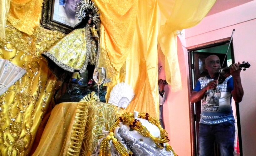 Buenos días #Cuba, buenos días #Matanzas.

Dedicarle un toque de violín a la Caridad del Cobre se ha establecido como una práctica habitual para las celebraciones de los fieles de la religión yoruba.

En #PeriodicoGiron:
giron.cu/2024/08/06/mat…