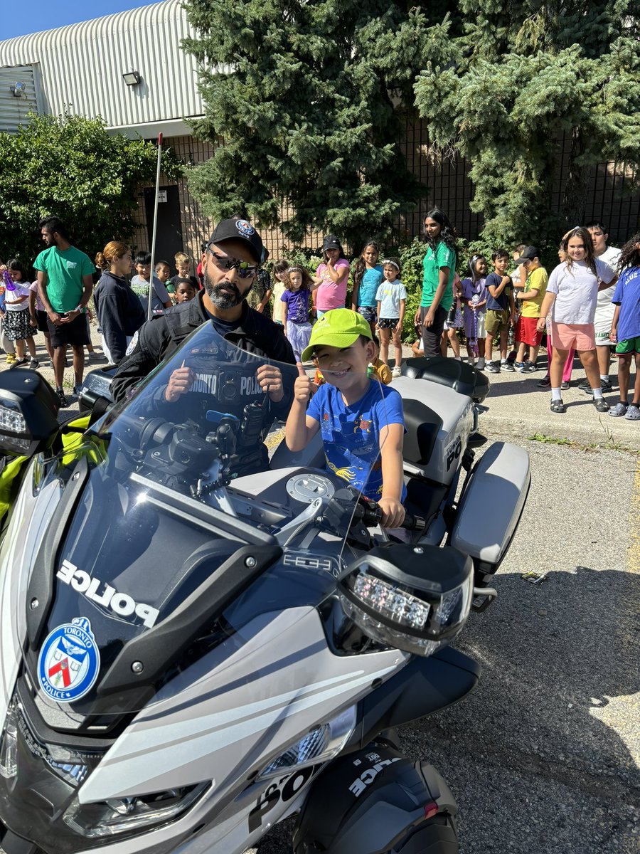 TPSMotorSquad's tweet photo. We spent some time at the McGregor Park Community Centre Summer Camp.
The kids loved "riding" our motors - especially since they were among the first to have a seat on our new BMWs.
Thank you to 41 Division for inviting us!
#HM27
#HM31 https://t.co/6I3iLA0XIj