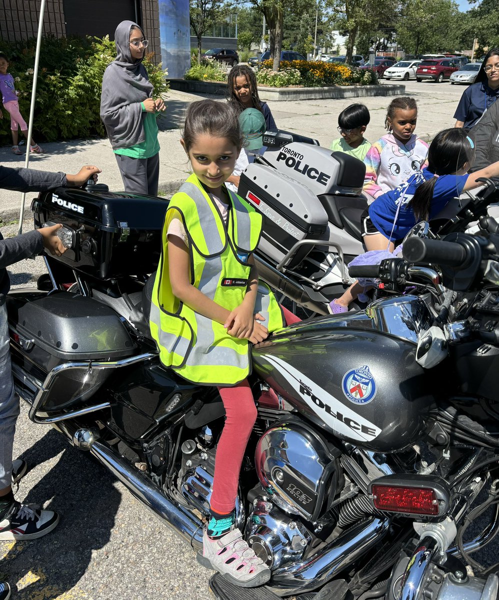 TPSMotorSquad's tweet photo. We spent some time at the McGregor Park Community Centre Summer Camp.
The kids loved "riding" our motors - especially since they were among the first to have a seat on our new BMWs.
Thank you to 41 Division for inviting us!
#HM27
#HM31 https://t.co/6I3iLA0XIj
