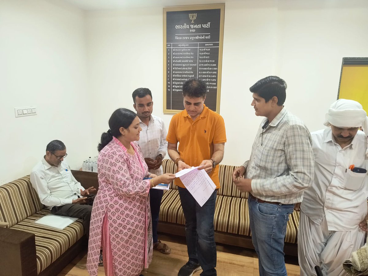 PandyaPiyush19's tweet photo. પ્રફુલ પાંશેરિયા સાહેબ  @prafulpbjp
ને 9 થી 12 માં 7500 માં જગ્યા વધારા માટે આવેદન આપવામાં આવ્યું👍#गुजरात_मांगे_कायमी_शिक्षक
@kuberdindor
@prafulpbjp
@CMOguj
@PandyaPiyush19
@tejasmajithiya5
@deepakrajani123
@bhupendrapbjp
@jamawat3
@YAJadeja
@lawyer_b_l https://t.co/Pw7VO99amG