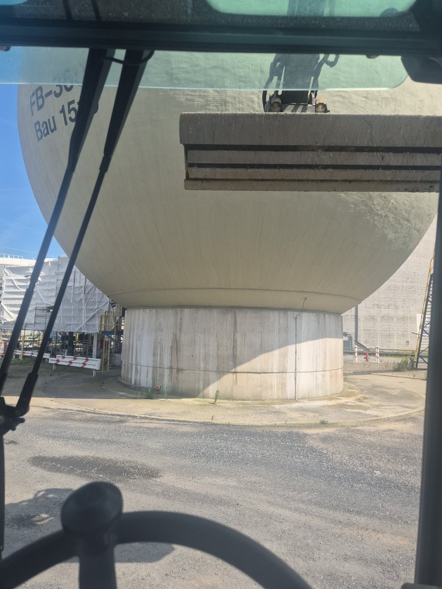 Was wohl passiert wenn ich den tank mit dem bagger schlage