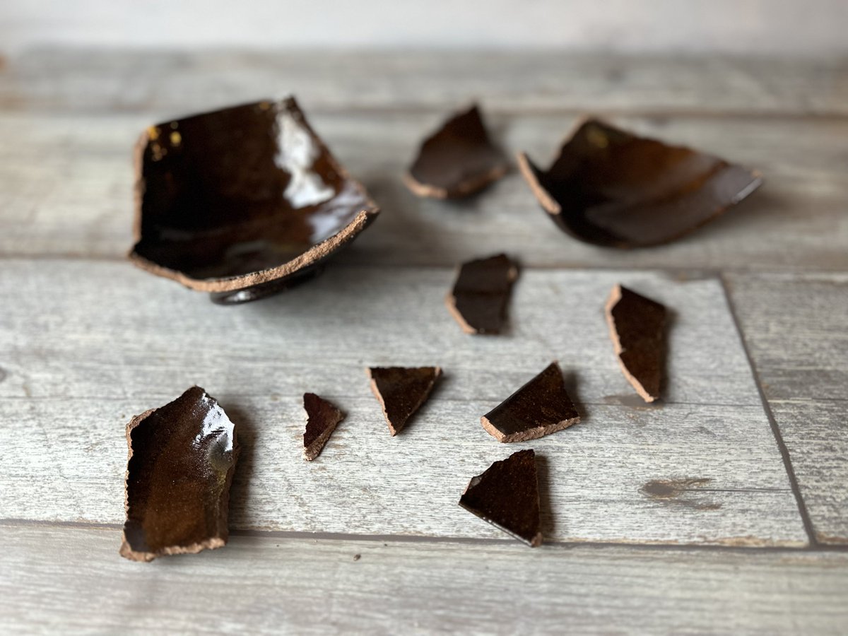 「バラバラに砕けた茶碗も時間をかければ、こんな感じで復元できます(こちらは能登から」|ナカムラクニオ Kunio Nakamuraのイラスト