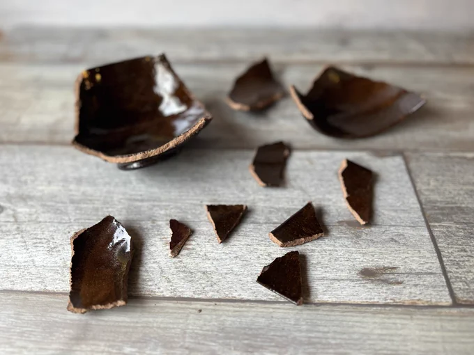 バラバラに砕けた茶碗も時間をかければ、こんな感じで復元できます(こちらは能登からの依頼品)。 