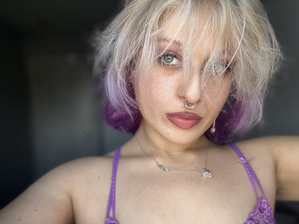 dependentmilk's tweet photo. do i look old i think k i look like a milf which is cool but imma look so old when i’m old .-. https://t.co/Do6xGXhzWk