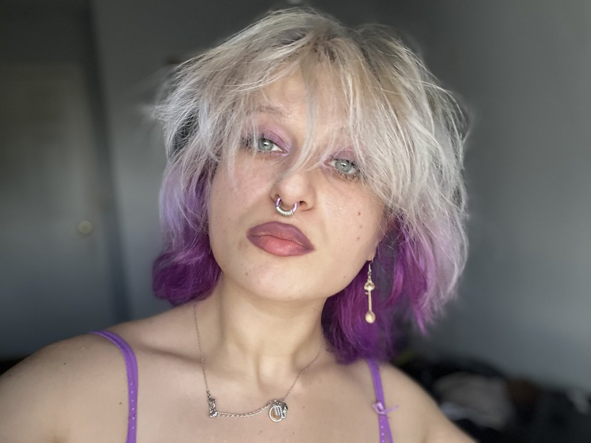 dependentmilk's tweet photo. do i look old i think k i look like a milf which is cool but imma look so old when i’m old .-. https://t.co/Do6xGXhzWk