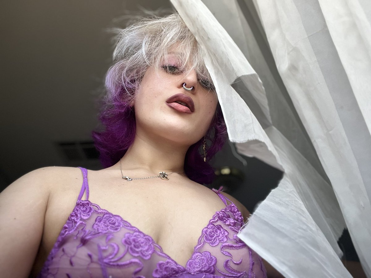 dependentmilk's tweet photo. do i look old i think k i look like a milf which is cool but imma look so old when i’m old .-. https://t.co/Do6xGXhzWk