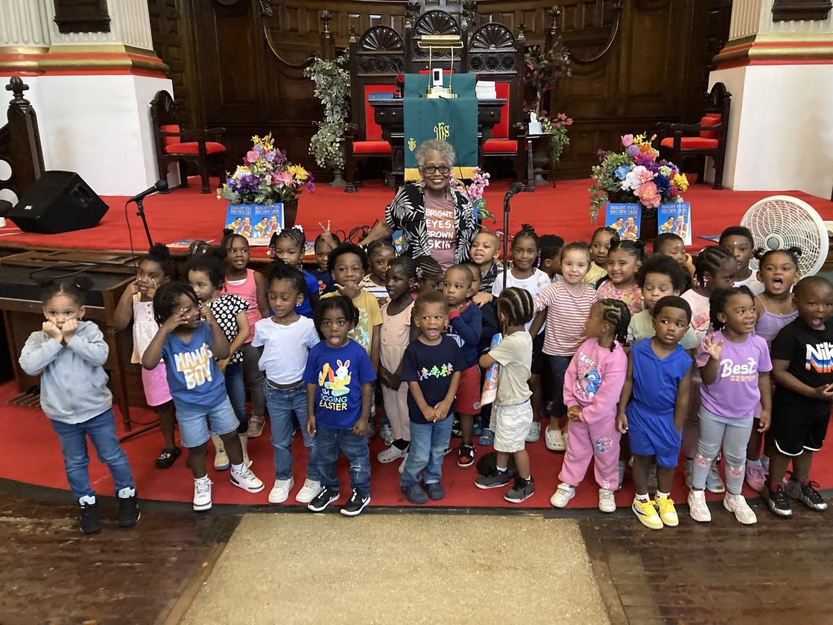 JustUsBooks's tweet image. We love this photo of author Cheryl Willis Hudson and 30 energetic pre-schoolers posing after reading Bright Eyes, Brown Skin together.
Thanks to the Marcus Garvey Park Alliance for bringing kidlit authors to the Harlem community this summer!