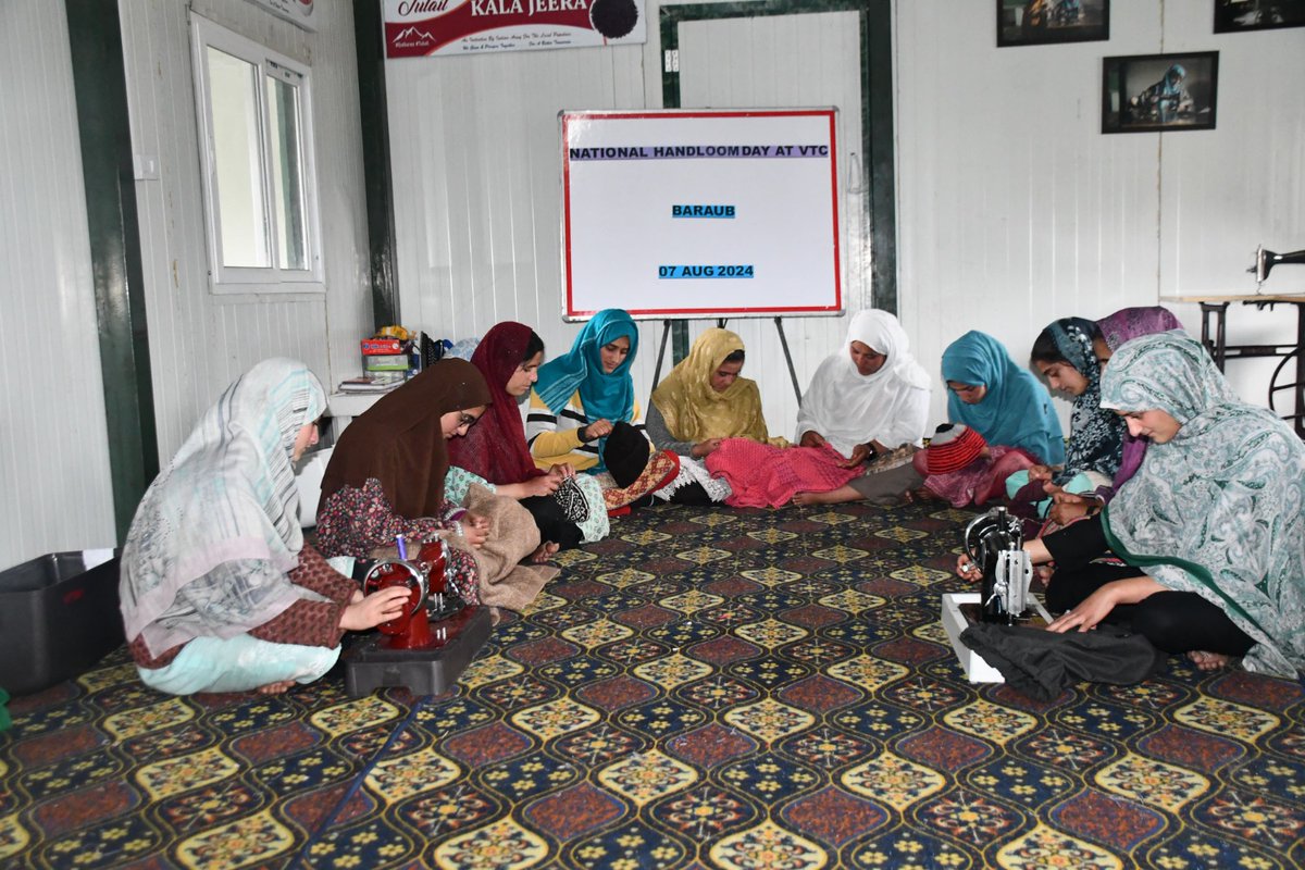 kupwaraWarriors's tweet photo. #IndianArmy lecture on #InternationalHandloomDay at VTC, #Baraub highlighted the cultural and economic significance of handloom weaving, fostering appreciation and community trust between Army personnel and civilians, with active participation from both groups https://t.co/j9pr23SKYX