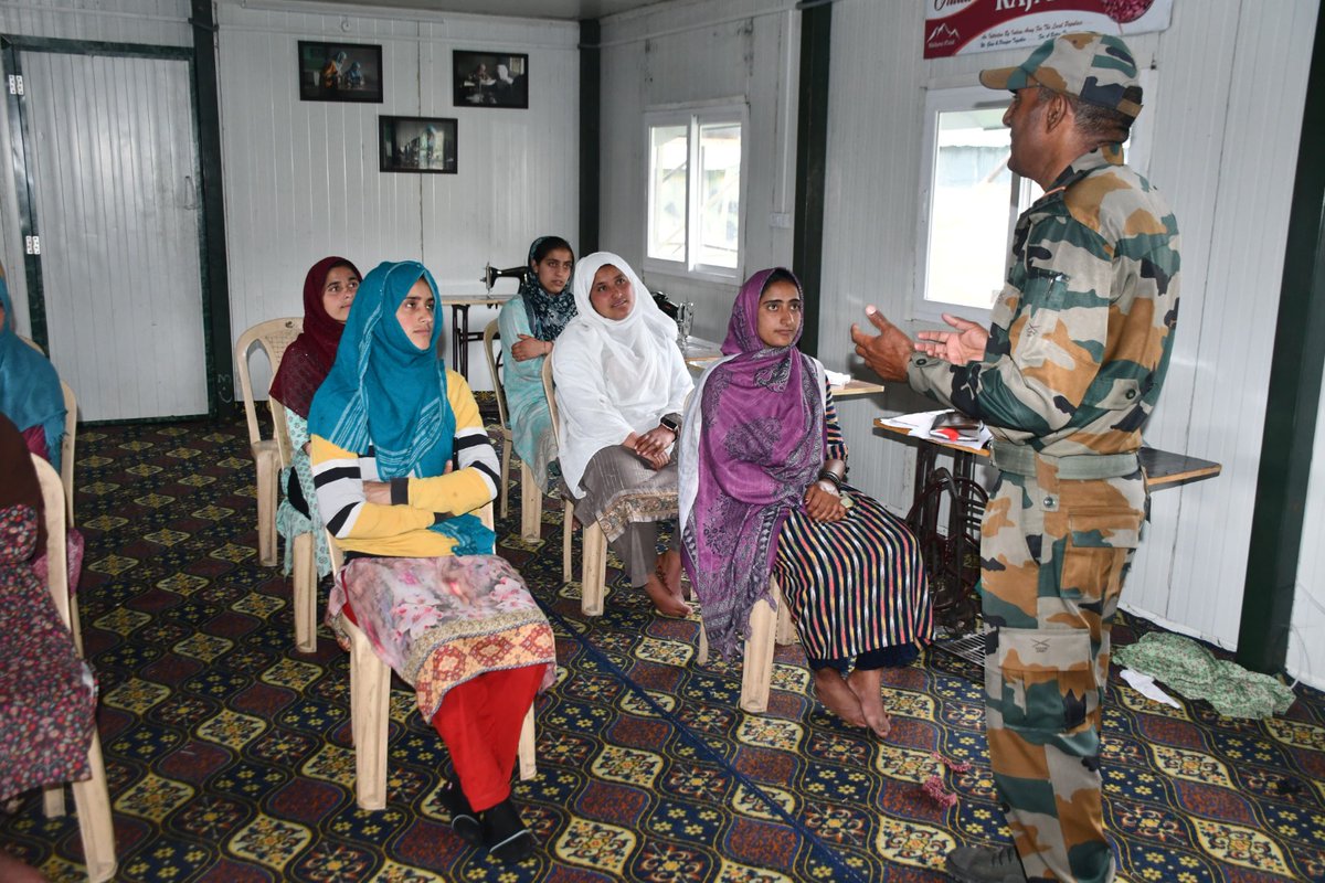 kupwaraWarriors's tweet photo. #IndianArmy lecture on #InternationalHandloomDay at VTC, #Baraub highlighted the cultural and economic significance of handloom weaving, fostering appreciation and community trust between Army personnel and civilians, with active participation from both groups https://t.co/j9pr23SKYX