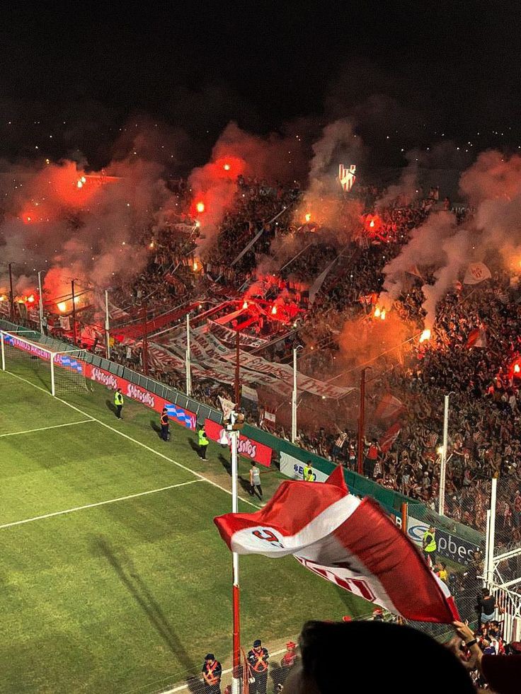 Feliz cumpleaños al amor de toda una vida, al que por más daño que te haga, nunca jamás le podés soltar la mano o darle la espalda. Feliz cumpleaños Instituto, te amo como a nada en este mundo, cada día un poquito más.