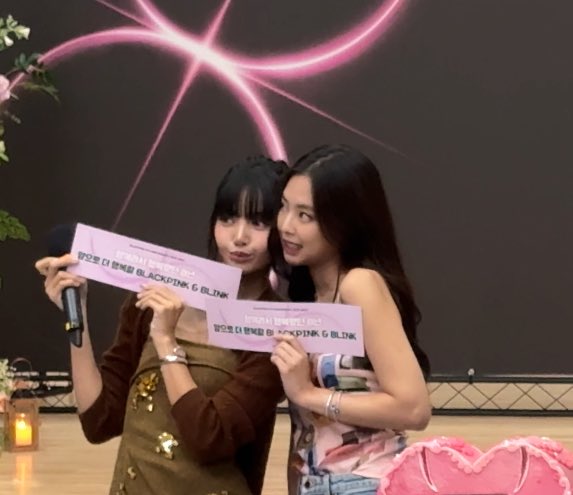 Iyahvillanueva3's tweet photo. Jenlisa so adorable https://t.co/rKrVG9hpQ3