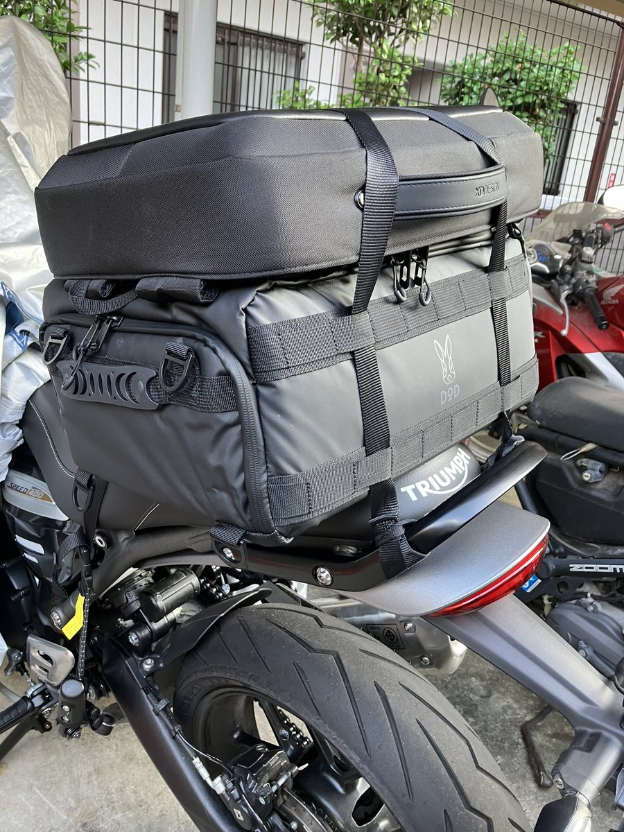 clue_li's tweet photo. 来週の周遊向け装備模索中。DoDのハコッチャハコ(20l)といつも使ってるカバンを重ねて積んでみました。本体にはフレームが入ってて潰れにくい構造。固定はRokstraps(別売)です。なんかぴたっときた。 #DoD #ハコッチャハコ #TriumphSpeed400 #Speed400 #XDDesign #Rokstraps https://t.co/VULKYuvfAv