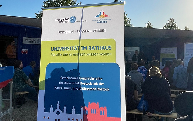 Ostseeforschung's tweet photo. Für #Kurzentschlossene: Heute Abend, 8.8., gibt es eine spannende Wissenschaftsveranstaltung mit @Ostseeforschung-Beteiligung auf der Science@Sail der @unirostock: Um 19 Uhr startet die Podiumsdiskussion zur Zukunft des Ostseezuflusses #Warnow. Alle Infos: https://t.co/Hc3mulgnWR https://t.co/9GKTsCNWoX
