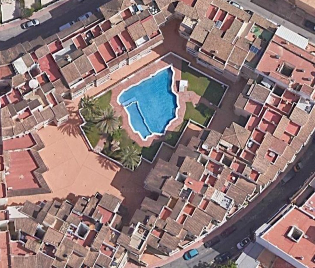 andrea_drea05's tweet photo. En Torrevieja hay una piscina con forma de la Península Ibérica, y Portugal es la zona destinada para niños. https://t.co/lKrnuoIgJH