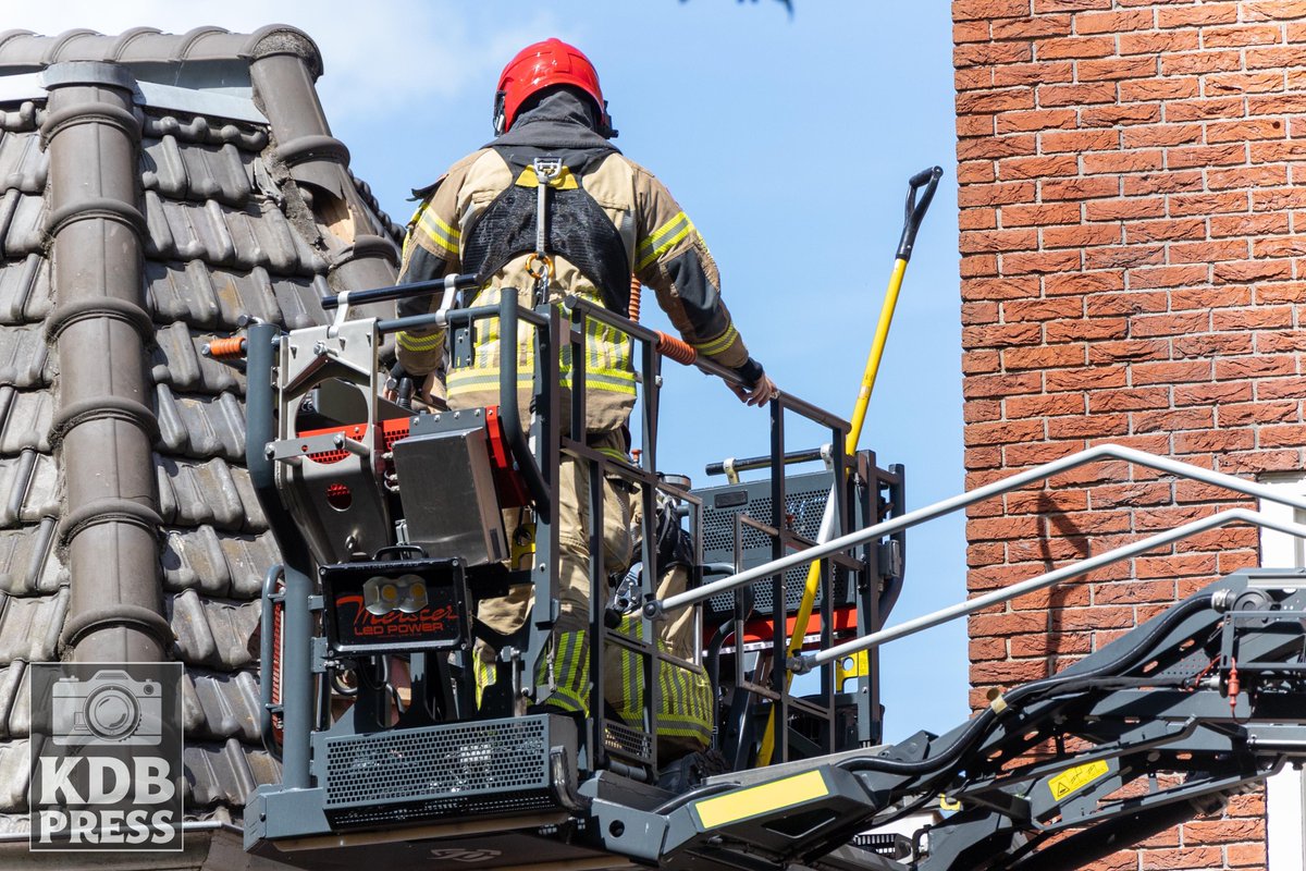 Koende_B's tweet photo. Donderdagmiddag rond 12:30 ontstond er een #Woningbrand ontstaan in de #Parkstraat in #Zaandam. 

De #brandweer schaalde al snel op naar #Grote #Brand.

Niemand raakte gewond. Wel werd een kat uit de woning gered door de brandweer. 

#Politie #vuur #fire #firefighter https://t.co/kRM3wM3QHU