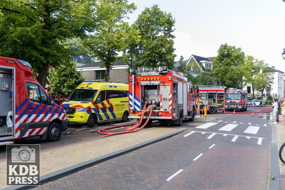 Koende_B's tweet photo. Donderdagmiddag rond 12:30 ontstond er een #Woningbrand ontstaan in de #Parkstraat in #Zaandam. 

De #brandweer schaalde al snel op naar #Grote #Brand.

Niemand raakte gewond. Wel werd een kat uit de woning gered door de brandweer. 

#Politie #vuur #fire #firefighter https://t.co/kRM3wM3QHU