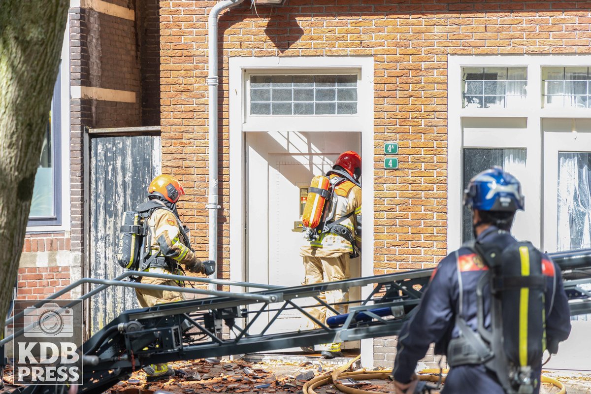 Koende_B's tweet photo. Donderdagmiddag rond 12:30 ontstond er een #Woningbrand ontstaan in de #Parkstraat in #Zaandam. 

De #brandweer schaalde al snel op naar #Grote #Brand.

Niemand raakte gewond. Wel werd een kat uit de woning gered door de brandweer. 

#Politie #vuur #fire #firefighter https://t.co/kRM3wM3QHU