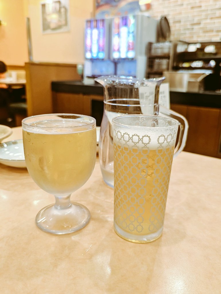 サイゼリヤで白ワインのデカンタとグラスのビールを半分ずつ割ったビア・スプリッツァー。
ポルトガルの下町の、英語も通じない食堂で夕方、大ジョッキにサーバーからビールどばー、白ワインどばーのビア・スプリッツァーを、仕事終わりのお兄さん、おっさん達がガブガブ飲んでるのを見て覚えた。