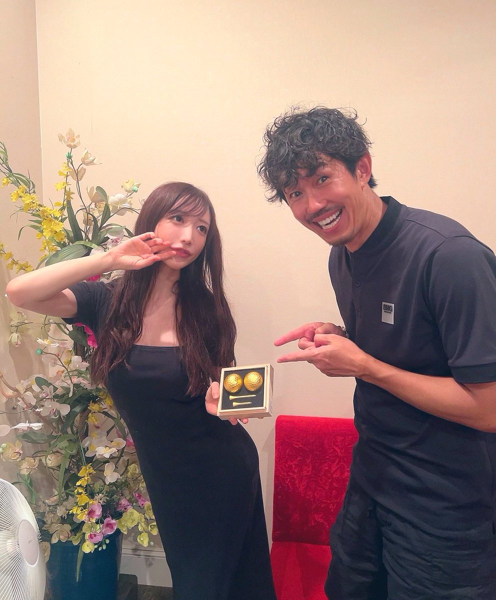 ゴルフギア大戦のスタッフの皆様から
お祝いに
きんたまを頂いてしまいました…
ありがとうございます涙

きんたまと自撮りは
この私でも少しお恥ずかしいので
トータルテンボスの大村さんを
巻き添えにさせていただきました
愛猫は
後ずさりしてました

※正しくは金色のゴルフボール、きんたまです https://t.co/0G5r7kj4Lv