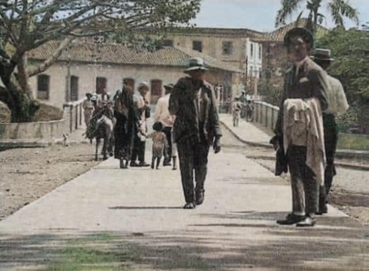 #HistoriaDeCali Antiquisima imagen del puente Ortiz. Al fondo casa de la familia Lalinde y aquí, en el terreno que ocupaba esta casa, años mas tarde se construiría el Hotel Alferez Real. Al fondo se alcanza a ver el teatro Moderno, posteriormente teatro Jorge Isaacs.
Foto: D.R.A.