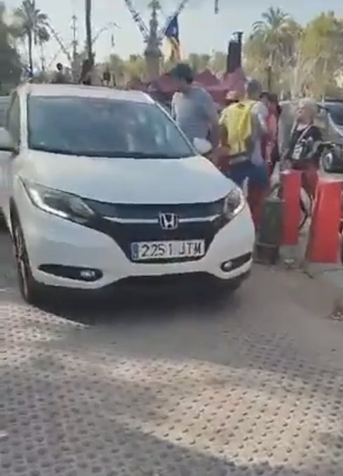 AzotandoM's tweet photo. ¿Recordáis cuando Pedro Sánchez, le vacilaba a Casado que se le había fugado Puigdemont en un maletero?
Pues bien, hoy le tocó a él con idéntico modus operandi, colocando sus cómplices la rueda de repuesto en el asiento delantero.
A ver si ahora tiene🥚🥚 a sacar su forzada risa. https://t.co/AKNzLJhU9u