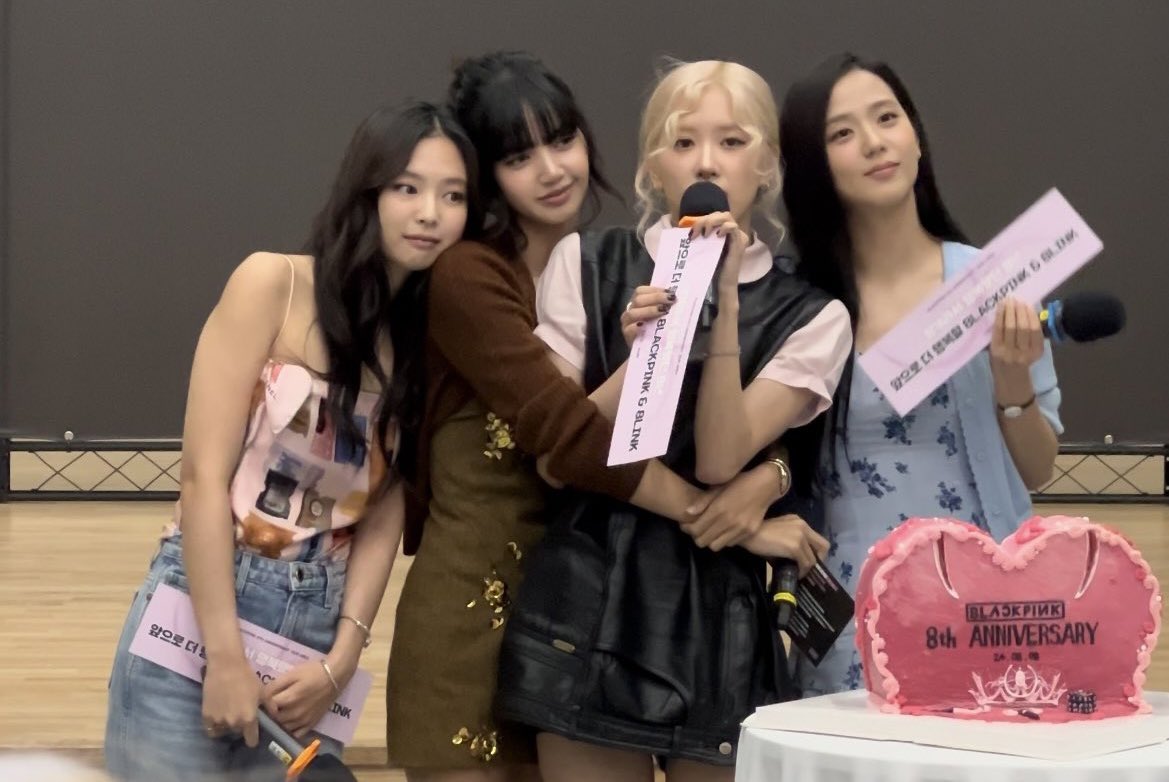 honorslisa's tweet photo. BLACKPINK ADDING YEARS TO LIFE ❤️ https://t.co/rnRLJ6B1Y2