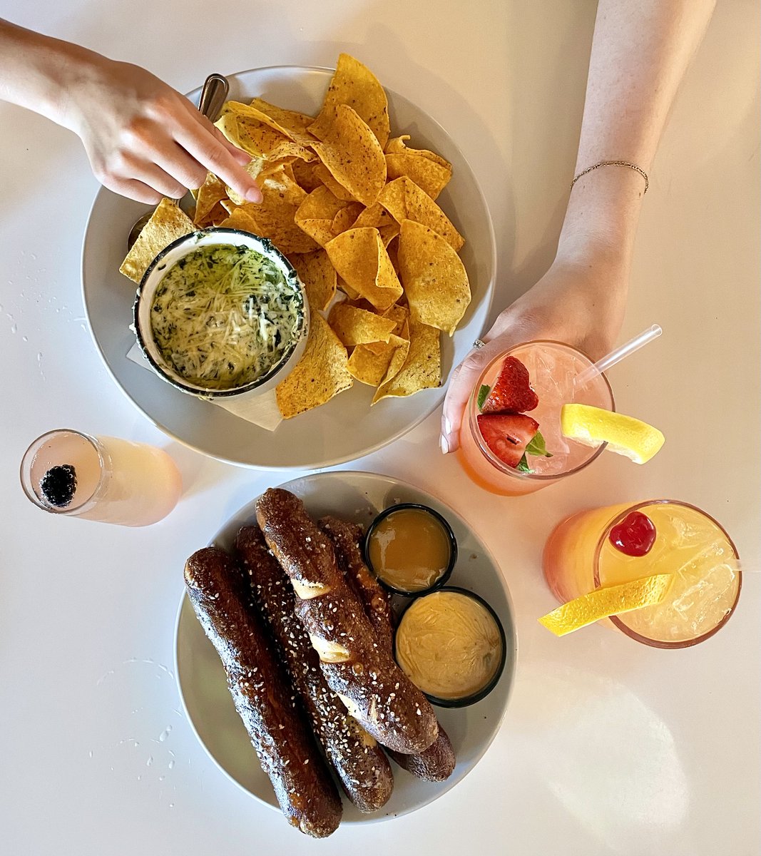 Where delicious food meets vibrant cocktails, there’s nothing better than happy hour at Bobcat Bonnies 🥂