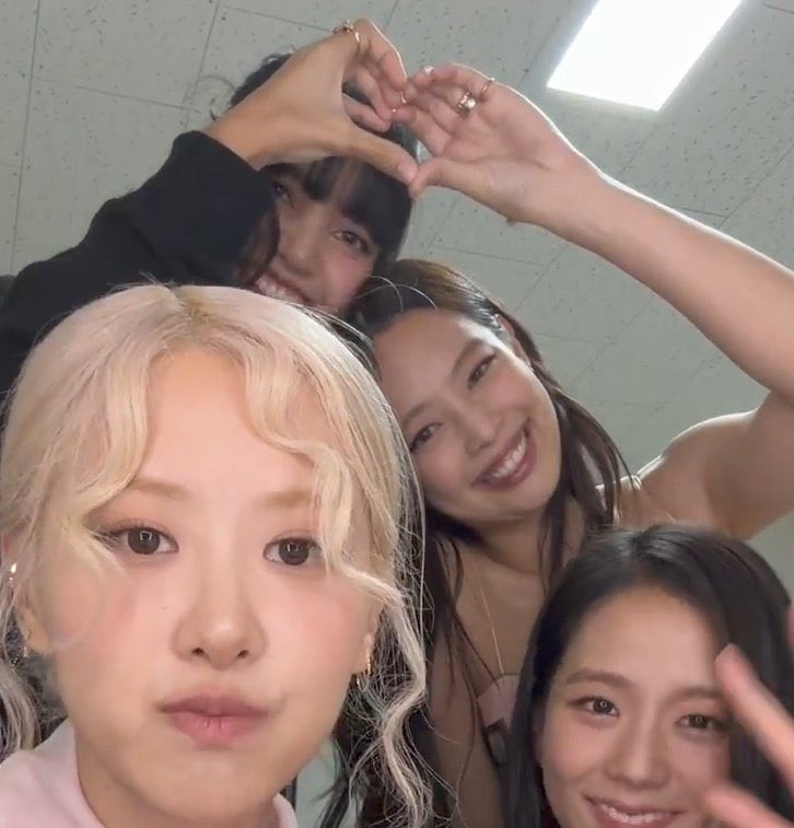 fighterblanket's tweet photo. #Jenlis please I’m moving on.. please please dont tease me again😭👊 https://t.co/jBomFcrN6z