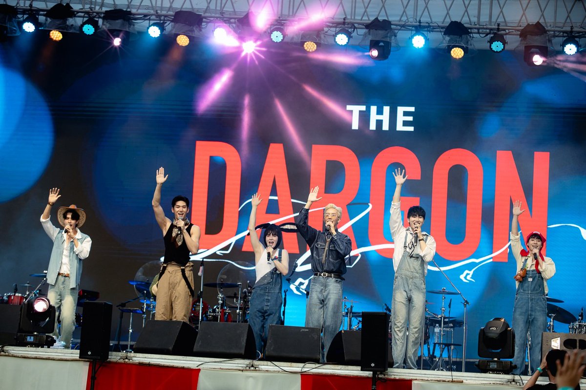 0j0RRiiRR0j0's tweet photo. โรงเรียนอนุบาลช้างน้อย
นำทีมโดย พี่ป.1 (มอสหลง ฟง เจเจ เต) ,น้อง อ.2 (แบงค์กี้) และน้องอ.1 (พีทวี๊ดบึ้ม) มาร่วมแจกความสดใส 😍😍
#WHYFestival #TheDargon
#ISBANKY #Moslhong
#jjsundaymonday #bovorntalk
#tenontechapat #peterrest https://t.co/kvszqAG0R2