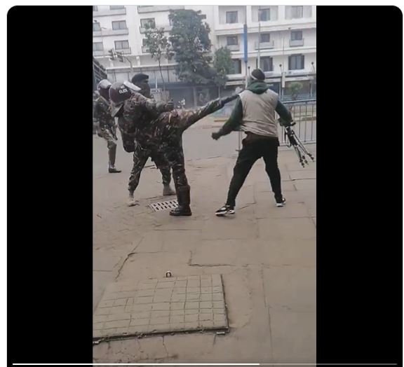 Obuchunju's tweet photo. A disturbing incident has just taken place in the CBD, where police officers forcefully confronted a journalist reporting on the #NaneNane protests.

over to you @KenyaEditors @KUJ_Kenya @AMWIK @article19eafric @thekhrc https://t.co/jwpRuOmzhP